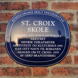 Bilde av et blått metallskilt i Fredrikstad, på St. Croix Skole