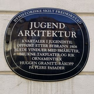 Bilde av et blått metallskilt i Fredrikstad, for jugendarkitekturen i området