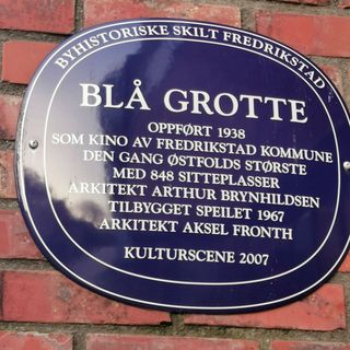 Bilde av et blått metallskilt i Fredrikstad, på Blå Grotte