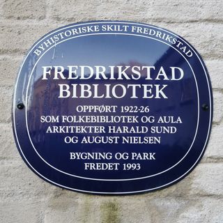 Bilde av et blått metallskilt i Fredrikstad, på Fredrikstad bibliotek
