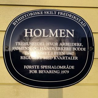 Bilde av et blått metallskilt i Fredrikstad, på Holmen eldresenter.