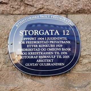 Bilde av et blått metallskilt i Fredrikstad, på Storgata 12