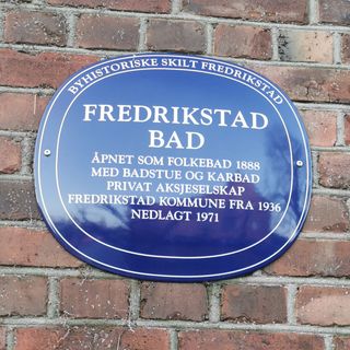 Bilde av et blått metallskilt i Fredrikstad, på Fredrikstad bad