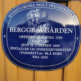 Bilde av et blått metallskilt i Fredrikstad, på Berggravgården