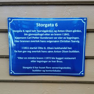 Bilde av et blått metallskilt i Fredrikstad, på Storgata 6