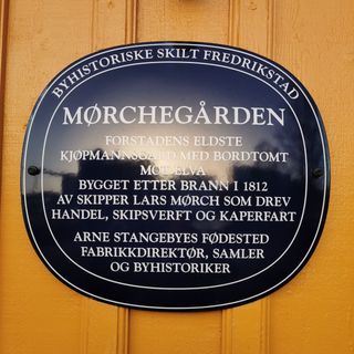 Bilde av et blått metallskilt i Fredrikstad, på Mørchegården