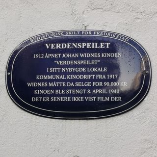 Bilde av et blått metallskilt i Fredrikstad, på Verdenspeilet