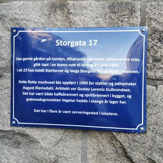 Bilde av et blått metallskilt i Fredrikstad, på Storgata 17