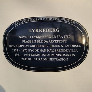 Bilde av et blått metallskilt i Fredrikstad, på Lykkeberg