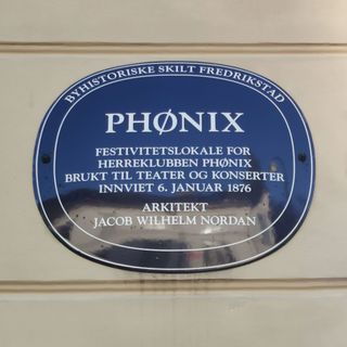 Bilde av et blått metallskilt i Fredrikstad, på Phønix