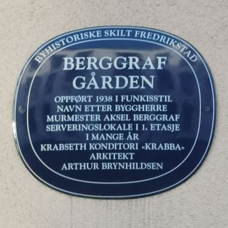 Bilde av et blått metallskilt i Fredrikstad, på Berggrafgården